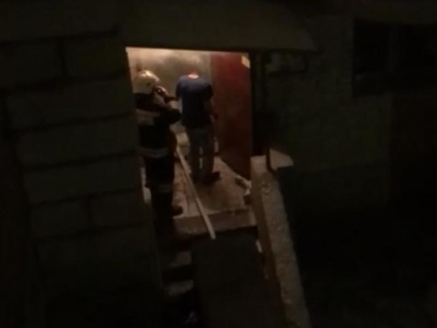 Ночной пожар из-за соседа-неадеквата сняли на видео в Воронеже