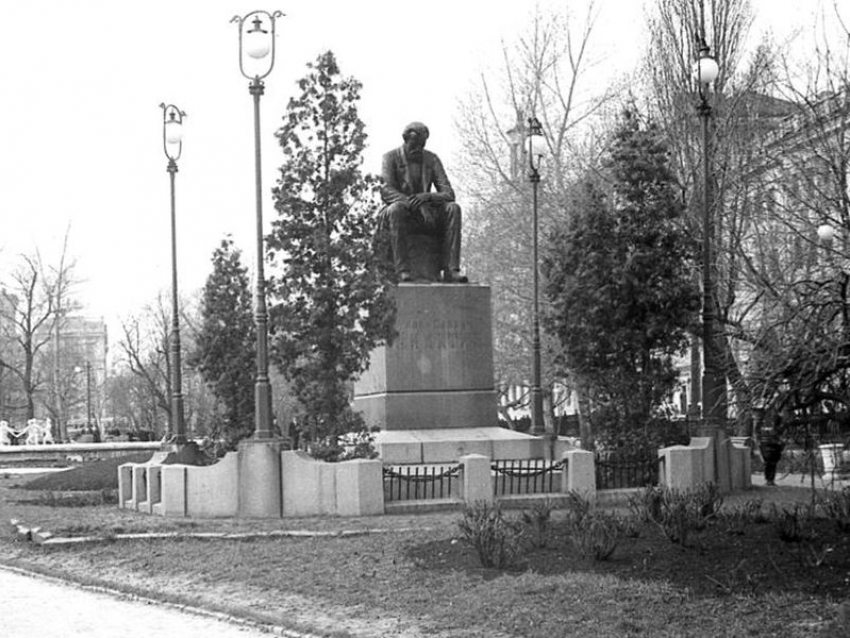 88 лет назад памятник Никитину убрали с его привычного места в Воронеже