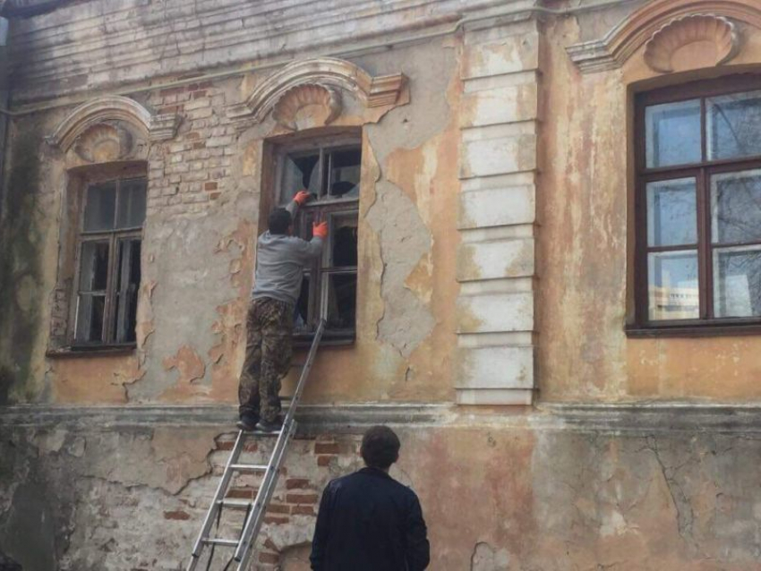 В Воронеже заколотили окна и двери самого старого каменного дома
