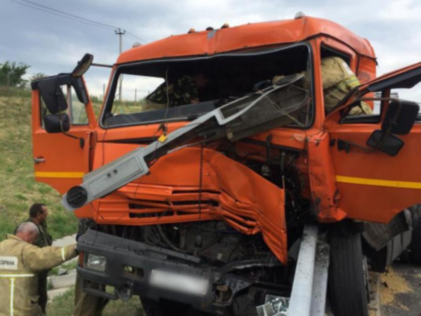 Последствия столкновения КамАЗа с автопоездом сняли на трассе М-4 «Дон»
