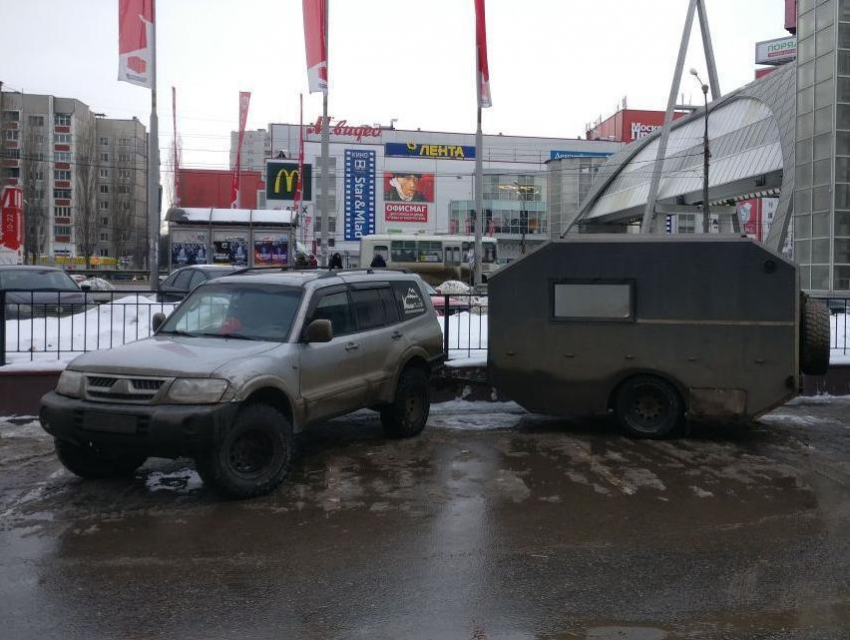 Известный блогер и его пес Ричи привезли в Воронеж «дом на колесах»