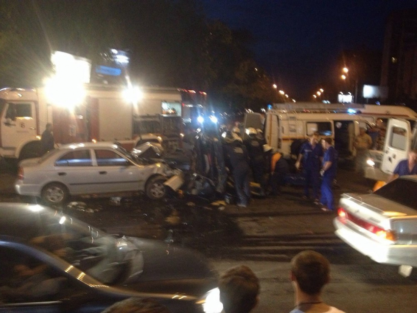 В Воронеже столкнулись три автомобиля: водитель «ВАЗа» доставлен в больницу