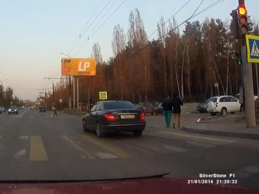 Черный Mercedes заставил женщину с ребенком бежать по зебре в Воронеже
