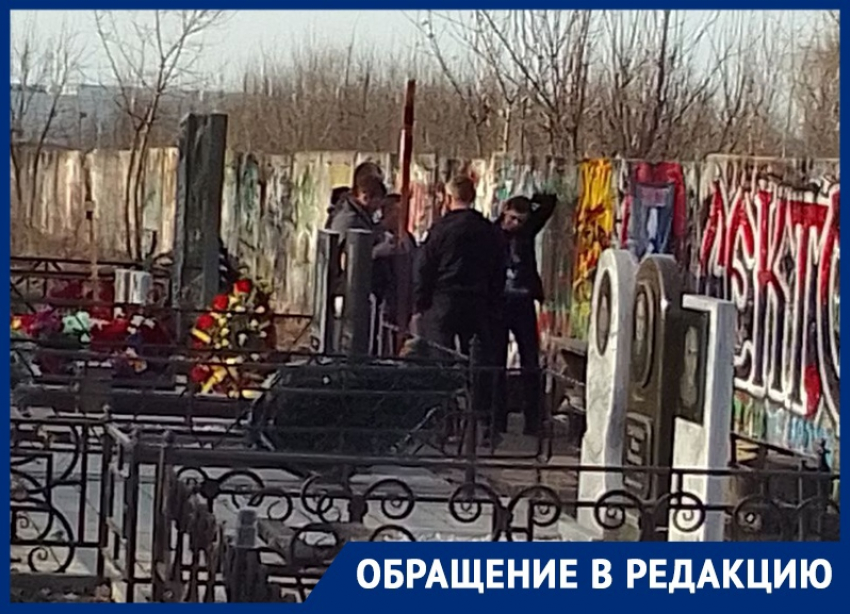 Воронежцы сообщили о бизнесе на могиле Юрия Хоя