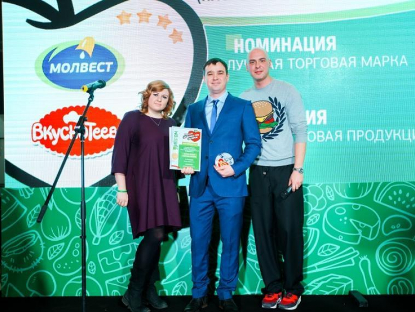 Ведущий «Контрольной закупки» наградил воронежское масло в Москве