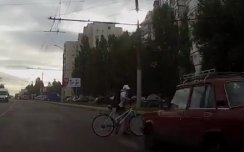 Появилась видеозапись того, как полицейский сбивает велосипедистку на пешеходном переходе в Воронеже