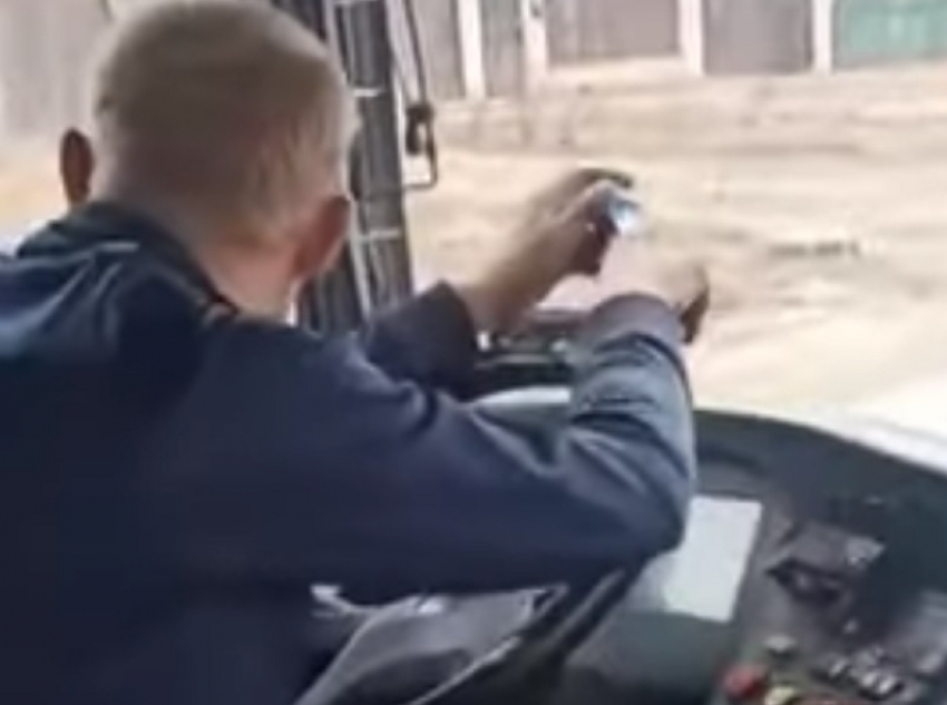Странное поведение водителя автобуса сняли на видео в Воронеже