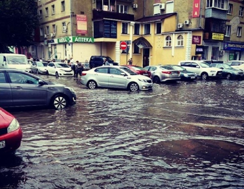 Центр Воронежа ушел под воду после 5-минутного дождя