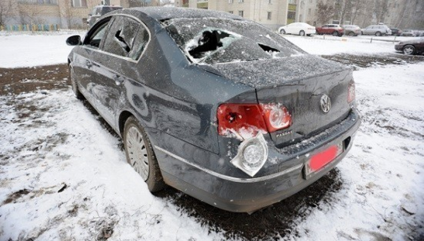 Воронежскому хулигану, который повредил автомобили у налоговой, медицинскую помощь оказывали полицейские