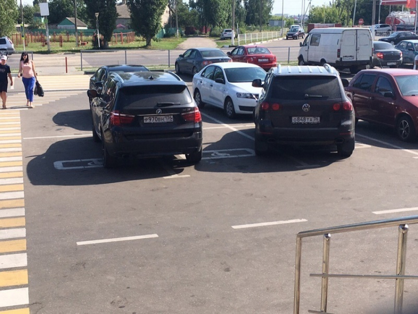 Volkswagen и BMW жестко потеснили инвалидов в Воронеже