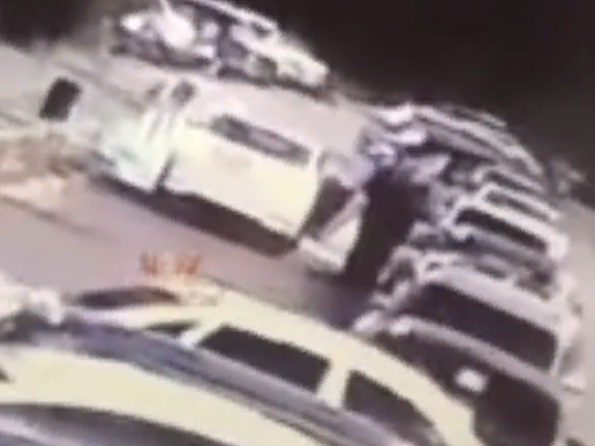 Убийство во время драки попало на видео в воронежском дворе 