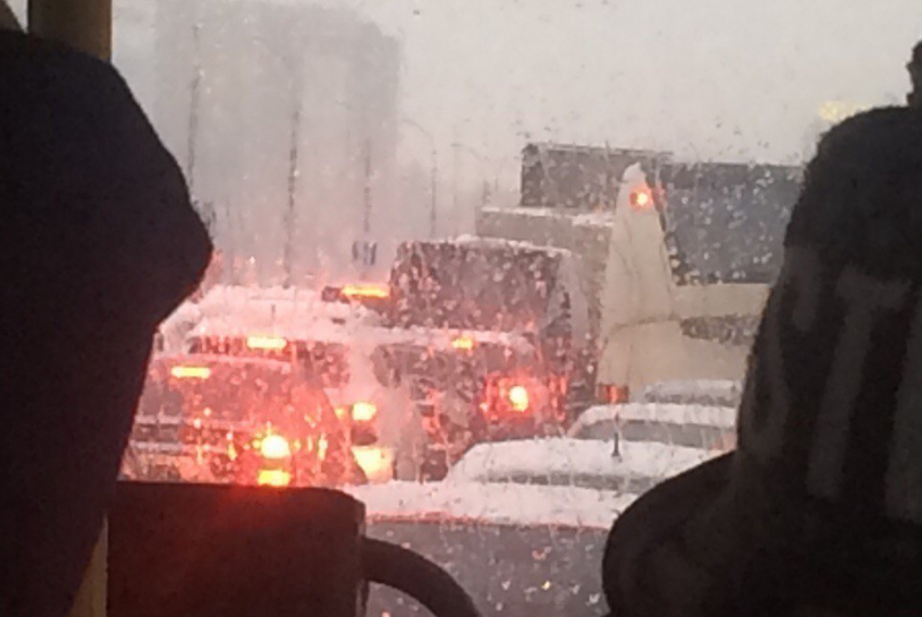 Очередной снегопад в Воронеже вызвал на дорогах транспортный коллапс