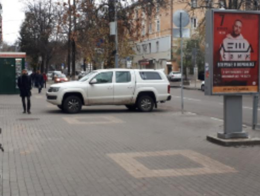  Воронежец на Volkswagen  «прописался» на тротуаре из-за платных парковок 