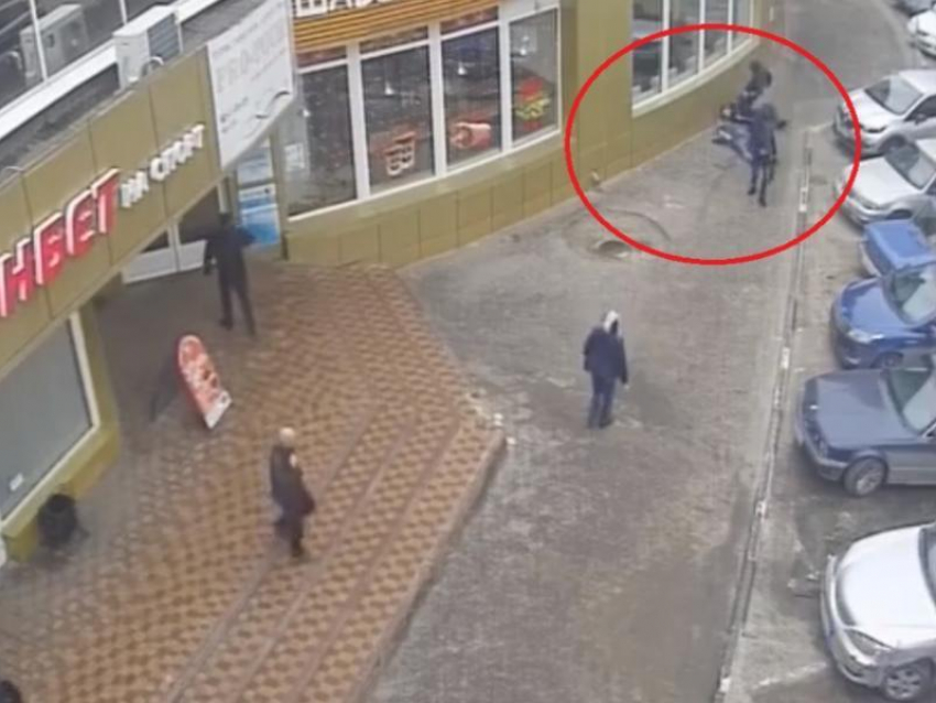 Жуткое избиение до потери сознания сняла камера в центре Воронежа