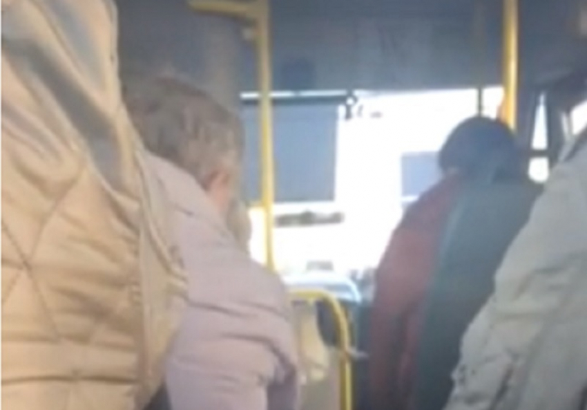 Перепалка пассажиров с маршрутчиком-лихачом в Воронеже попала на видео