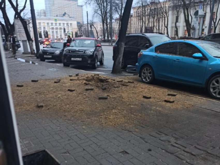 Тротуар взорвался в центре Воронежа