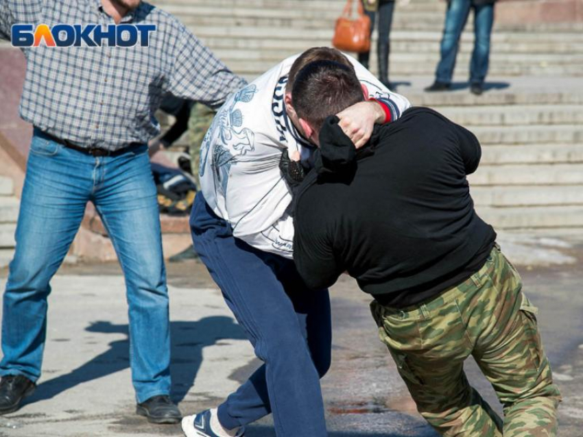 За избиение палкой воронежца на глазах жены задержаны двое 18-летних юношей  