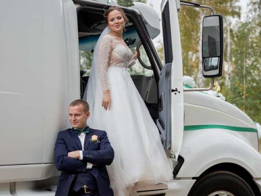 Дальнобойщик устроил фееричную свадьбу с грузовиками в Воронежской области 