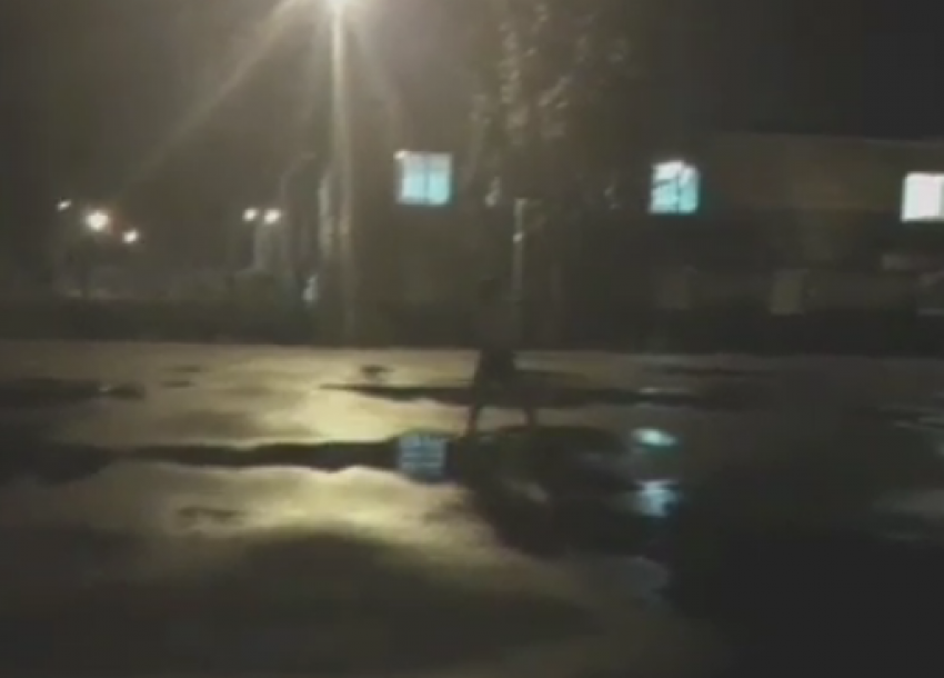 Резвящаяся в лужах девушка в короткой юбочке попала на видео в Воронеже