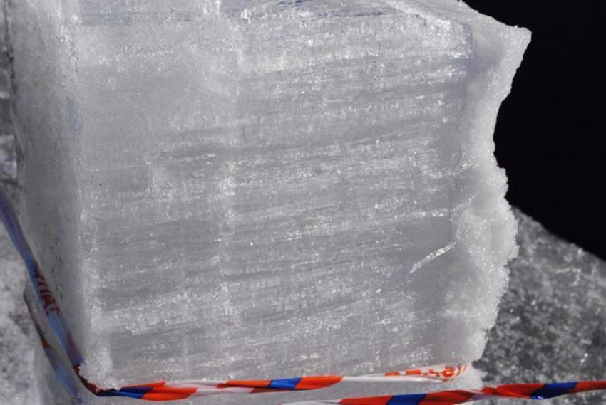 Хождение по льду на воронежских водоемах становится опасным 