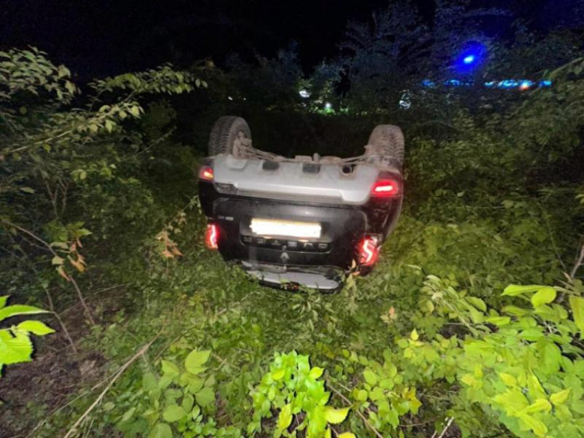 Автомобилист не справился с управлением и вылетел в кювет в Воронежской области – есть пострадавшие