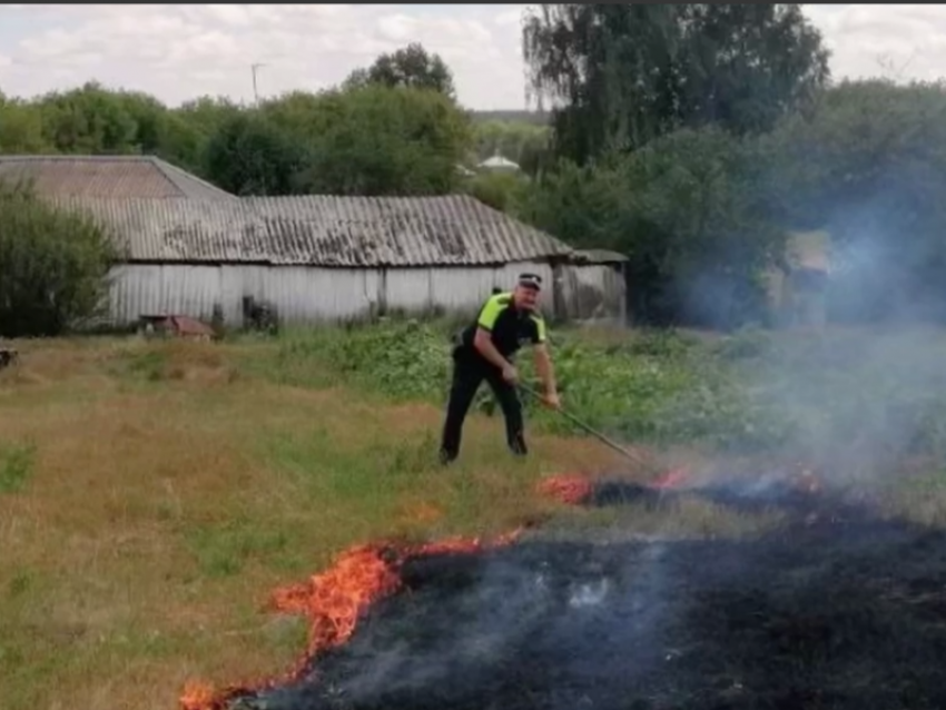 Защитить жилой дом от огня удалось госавтоинспекторам в Воронежской области