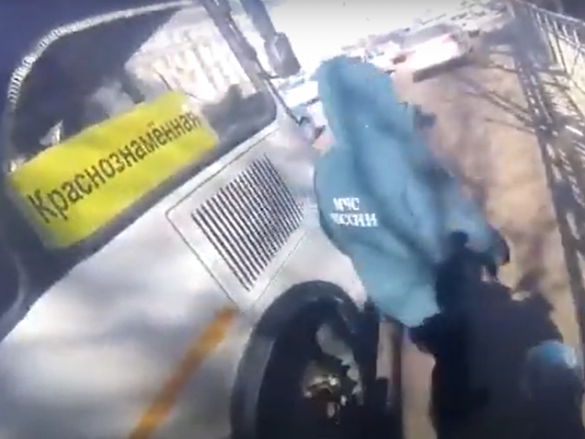 Мотоциклист налетел на выходящего из автобуса пассажира в Воронеже 