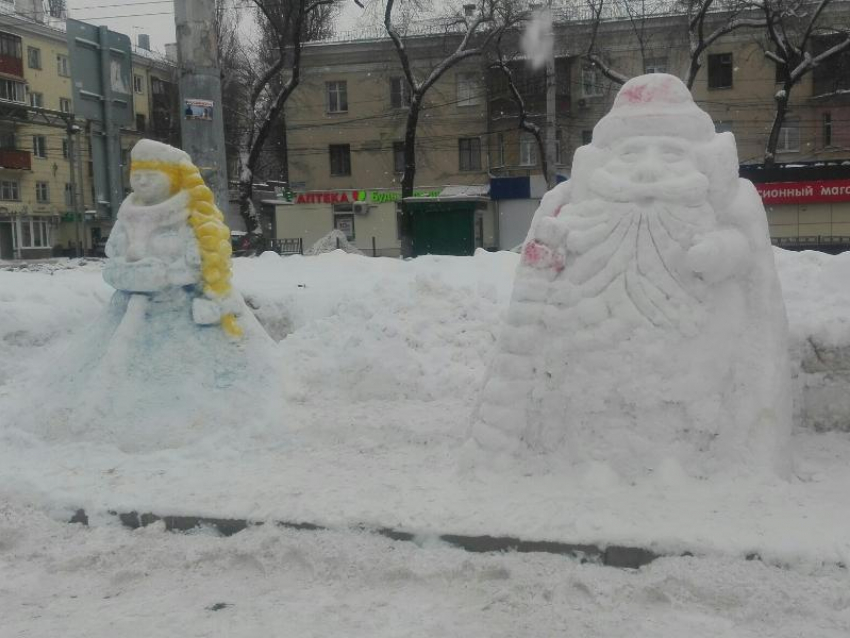 Очаровательные снежные статуи новогодних символов появились в Воронеже