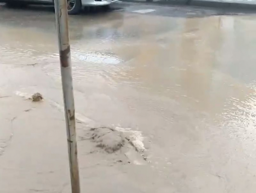 На улице Шишкова в Воронеже произошел очередной фекальный потоп