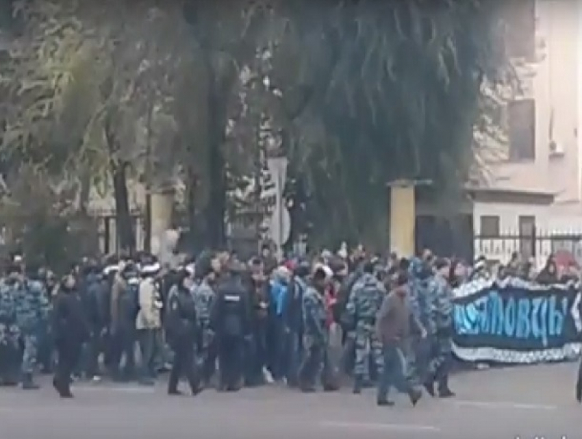 Устрашающее шествие фанатов «Динамо» в центре Воронежа попало на видео