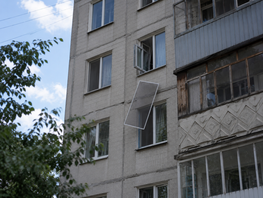 Двухлетняя девочка выпала из окна третьего этажа в Воронежской области 
