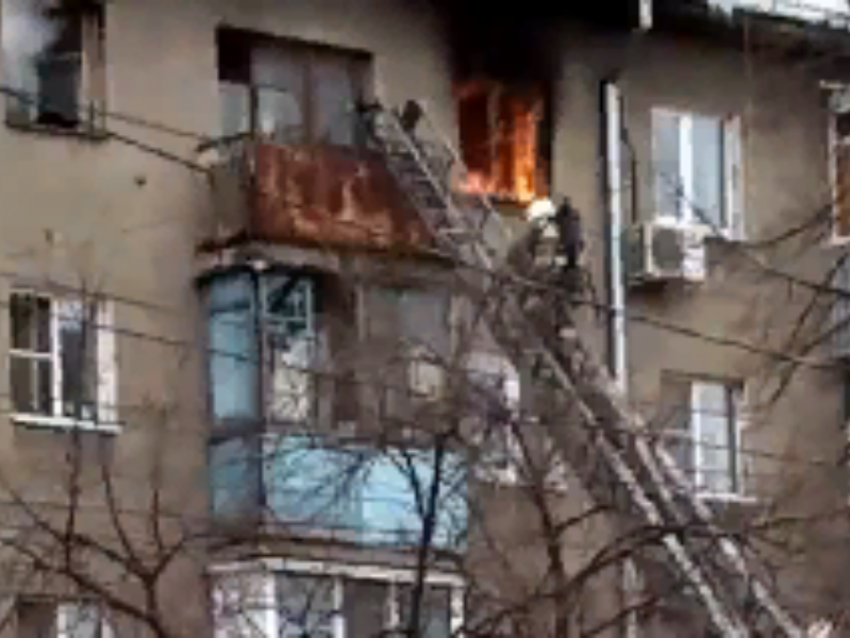Тушение мощного пожара в жилом доме сняли в Воронеже
