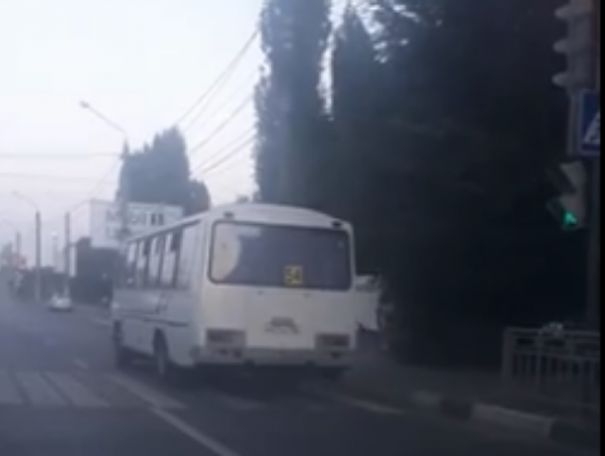 Типичное нарушение маршрутчика на дороге попало на видео в Воронеже