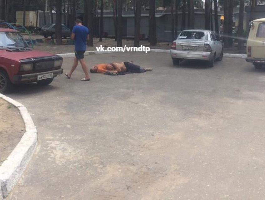 Спящие в обнимку мужчины на парковке заставили воронежцев фантазировать