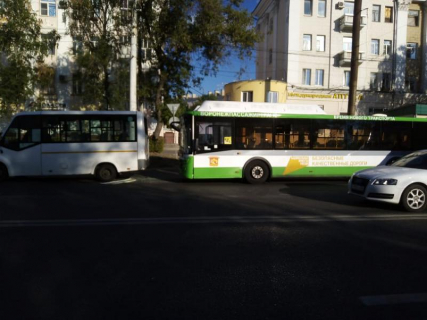 Три пассажира отправились в больницу после столкновения автобусов в Воронеже