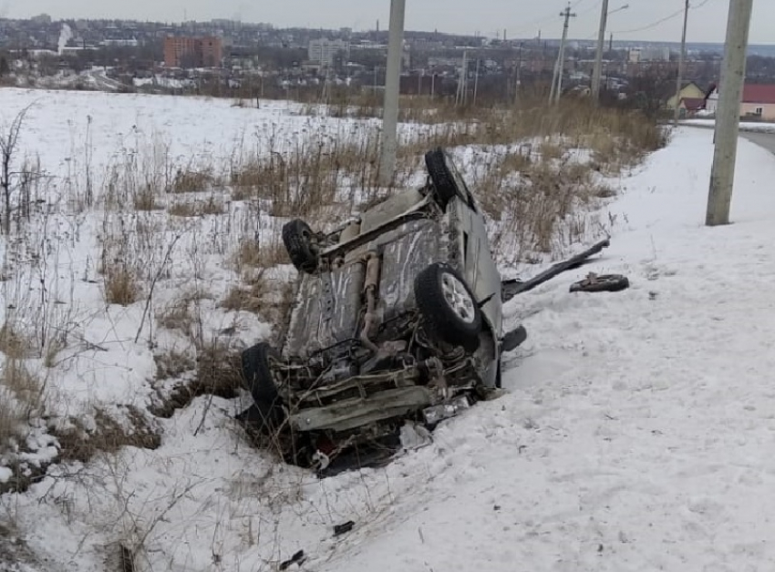 Женщина на ВАЗе в полночь перевернулась на крышу под Воронежем 