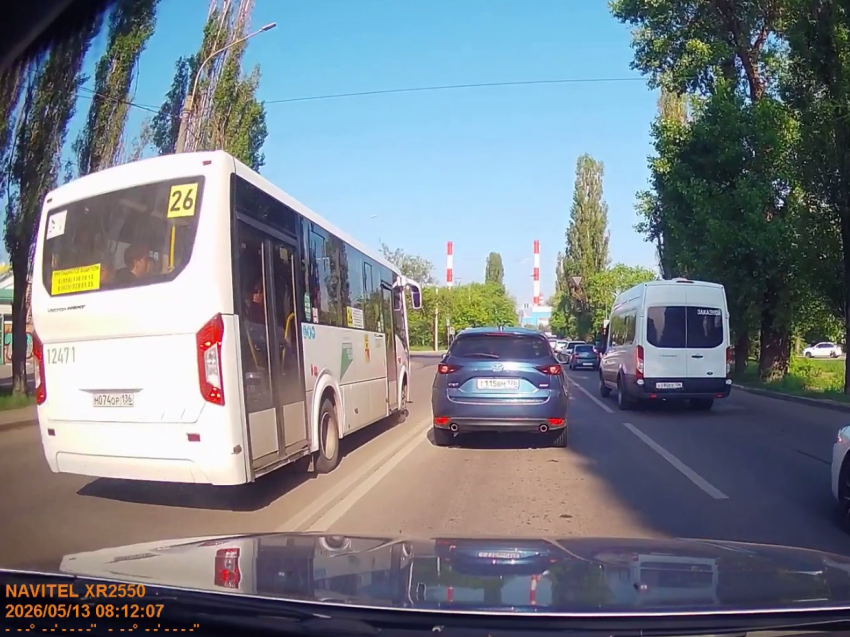 Автобус с людьми выехал на встречку и пересек двойную сплошную в Воронеже