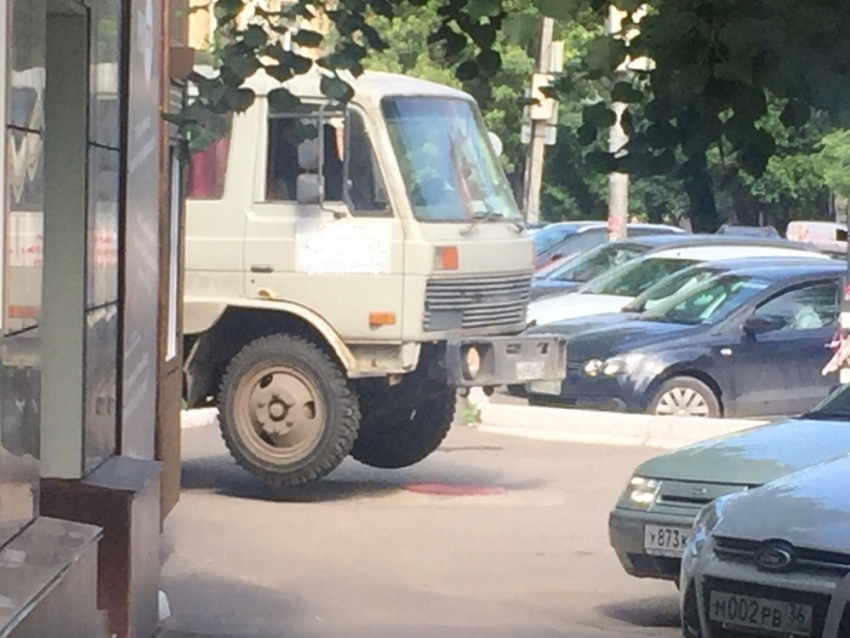 Парящий в воздухе грузовик сфотографировали в центре Воронежа