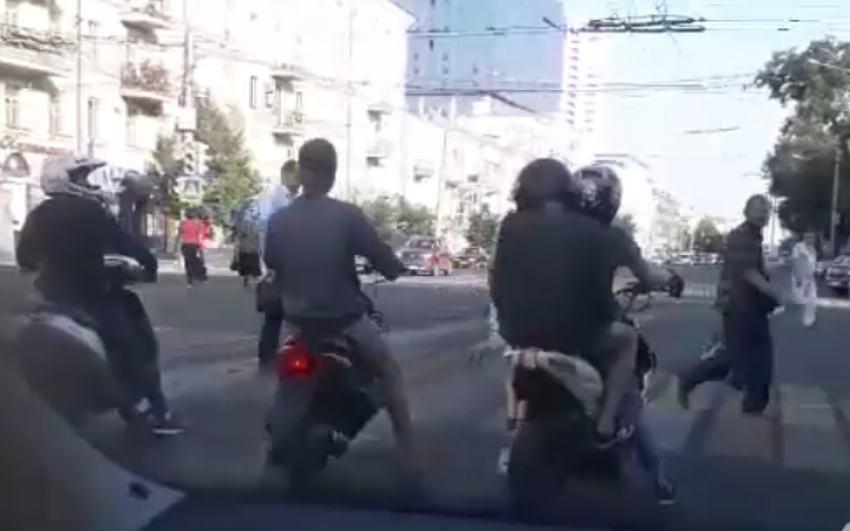 Дети неумело рассекали на мопедах по центру Воронежа и попали на видео