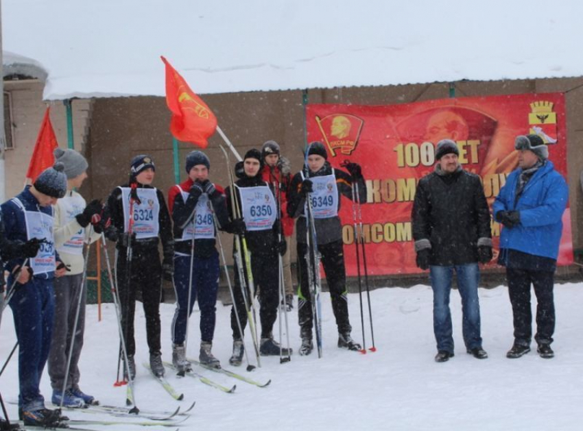 Сотня коммунистов Воронежа пробежалась на «Комсомольской лыжне»