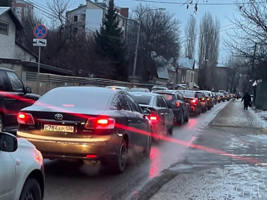 Снег спровоцировал утренние пробки в Воронеже 