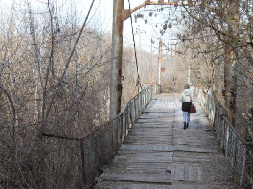 Ветхое состояние «популярного» подвесного моста показали под Воронежем 