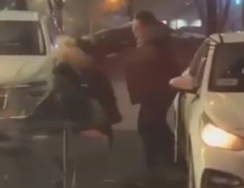 Жесточайшее избиение людей таксистом сняли в центре Воронежа 