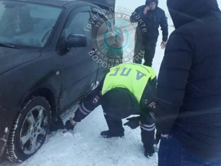 Воронежец поблагодарил в соцсетях выручивших его на дороге полицейских