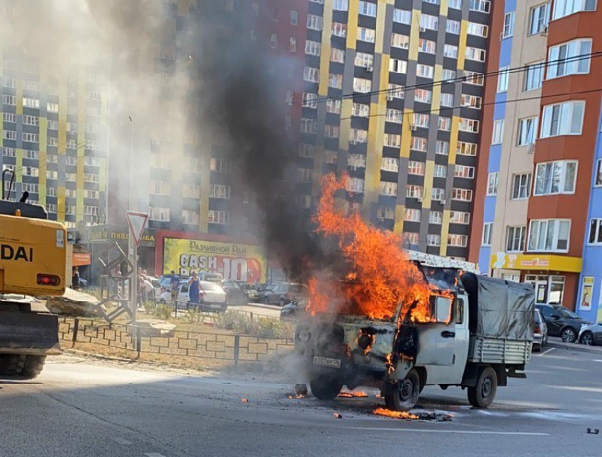 Полыхающий УАЗик попал на видео в Воронеже 