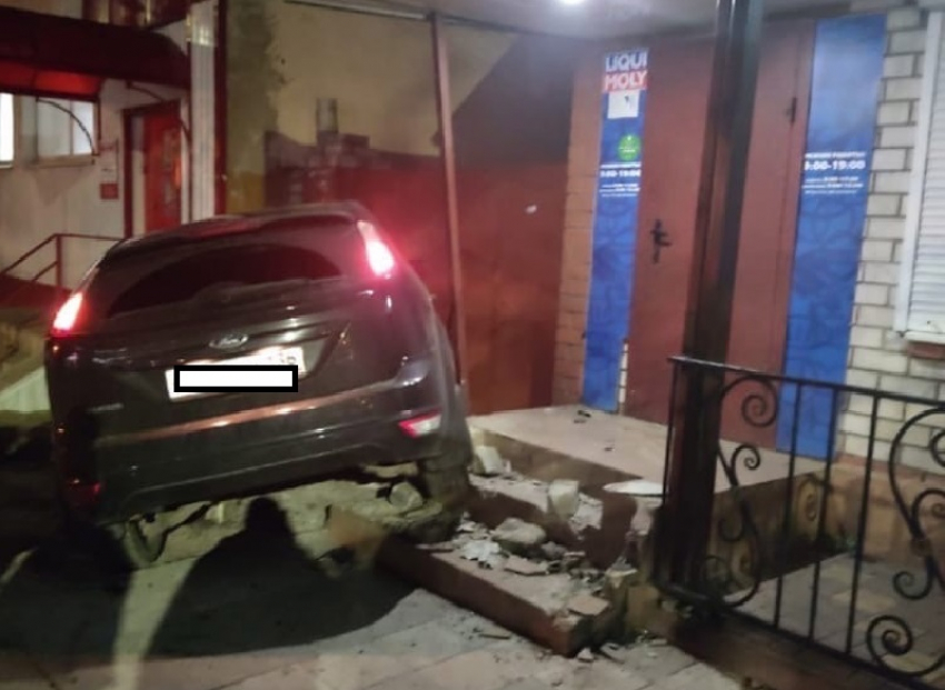 Ford на скорости снес крыльцо магазина и попал на видео в Воронеже 