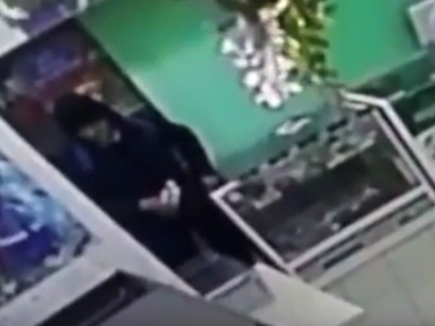 Неловкую кражу плеера из магазина сняли в Воронеже 