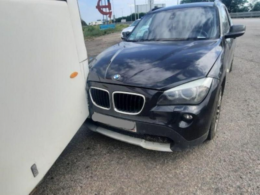 Водитель BMW Х1 влетел в припаркованный автобус и скончался на воронежской трассе