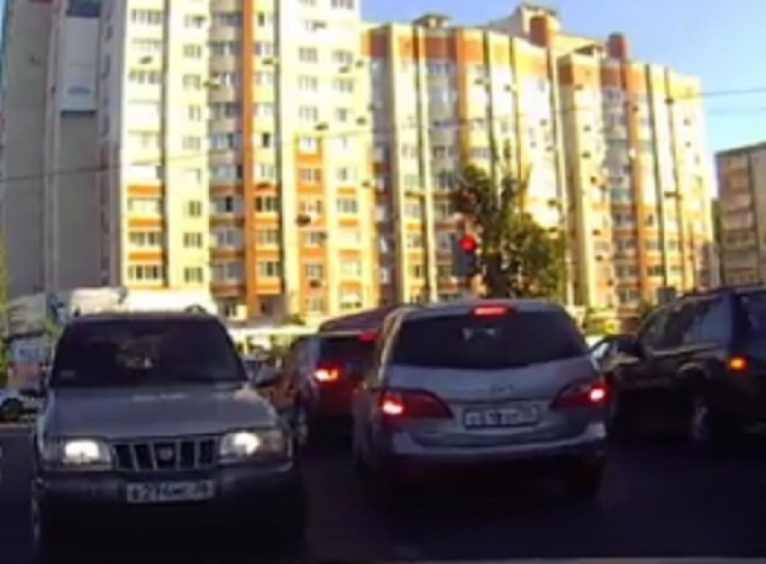 Беспредельная езда деда на кольце в Воронеже попала на видео