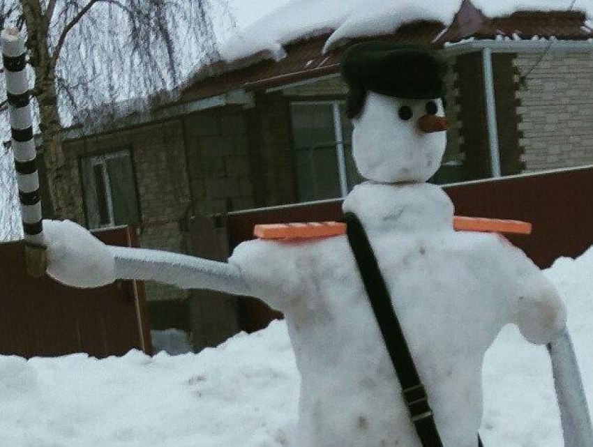 Снеговик-гаишник предупреждает водителей о треногах под Воронежем